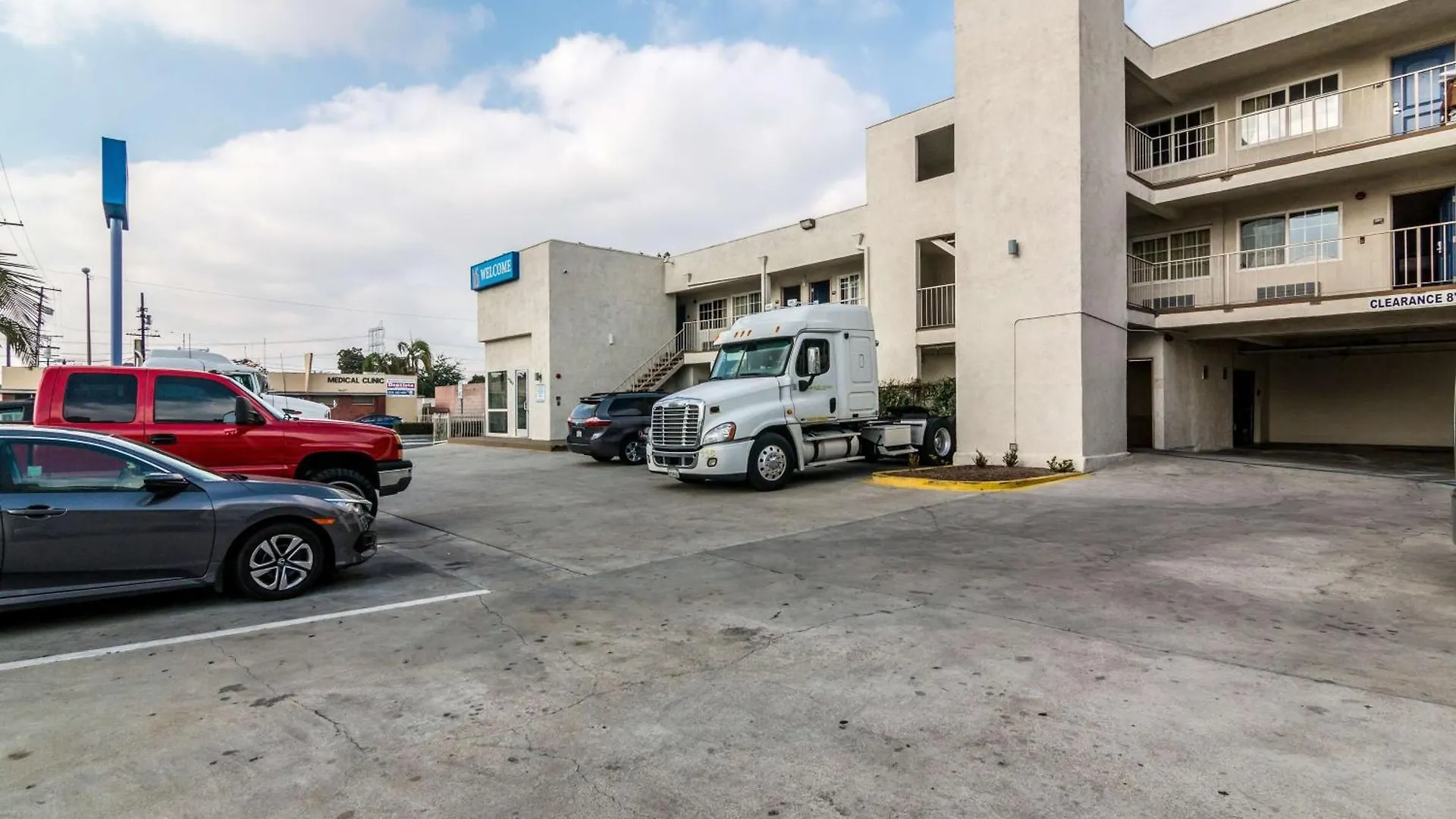 4 Budget Hotels Near Leon H Washington Park That Deliver